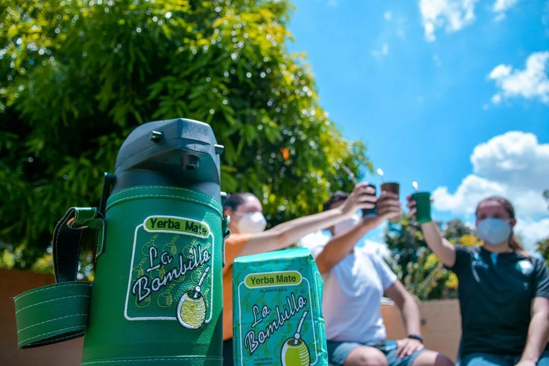 Amigos tomando tereré con La Bombilla