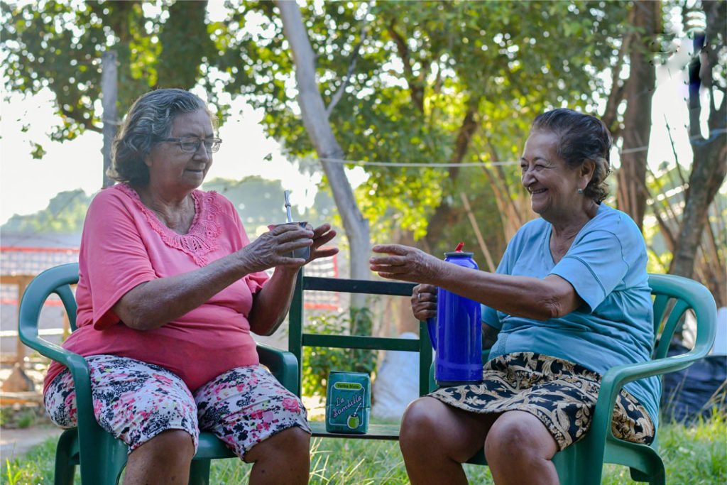 Abuelas tomando mate